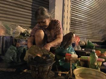 'Độc nhất' Sài Gòn bà cụ U.80 bán ốc lúc nửa đêm: Khách 'ghiền' vì tự nướng - ảnh 4