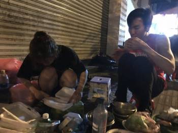'Độc nhất' Sài Gòn bà cụ U.80 bán ốc lúc nửa đêm: Khách 'ghiền' vì tự nướng - ảnh 5