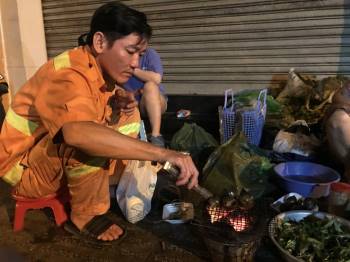 'Độc nhất' Sài Gòn bà cụ U.80 bán ốc lúc nửa đêm: Khách 'ghiền' vì tự nướng - ảnh 6