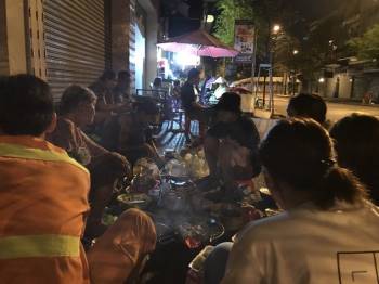 'Độc nhất' Sài Gòn bà cụ U.80 bán ốc lúc nửa đêm: Khách 'ghiền' vì tự nướng - ảnh 7