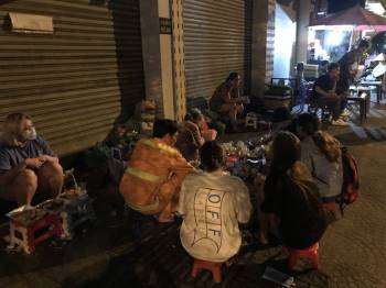 'Độc nhất' Sài Gòn bà cụ U.80 bán ốc lúc nửa đêm: Khách 'ghiền' vì tự nướng - ảnh 1