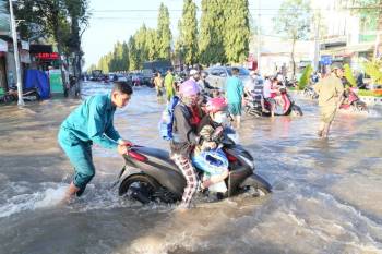 Người miền Tây cũng chịu cảnh trễ giờ, kẹt xe khỏi nhích vì… biến đổi khí hậu - ảnh 4