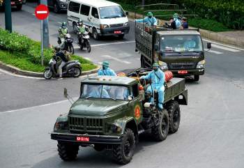 Cận cảnh quân đội phun khử khuẩn phòng dịch hàng loạt tuyến đường ở Gò Vấp - ảnh 1