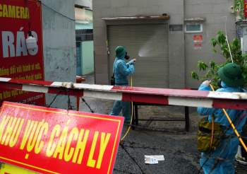 Cận cảnh quân đội phun khử khuẩn phòng dịch hàng loạt tuyến đường ở Gò Vấp - ảnh 9