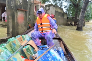 Gần 30 ngày miền Trung chìm trong lũ hồng thủy: Nước ngập mái nhà, mênh mông nước mắt - ảnh 6