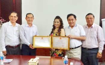 Thừa ủy quyền Chủ tịch UBND tỉnh Bến Tre, ngày 12/4/2021, lãnh đạo huyện ủy Ba Tri trao bằng khen cho vợ chồng doanh nhân Huỳnh Uy Dũng, Nguyễn Phương Hằng.