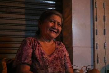 'Độc nhất' Sài Gòn bà cụ U.80 bán ốc lúc nửa đêm: Khách 'ghiền' vì tự nướng - ảnh 2