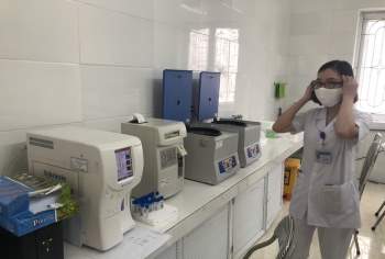 Máy xét nghiệm miễn dịch tự động mới được đưa vào hoạt động tại Trung tâm y tế thị xã Kinh Môn, Hải Dương Ảnh: Nguyễn Hoàn