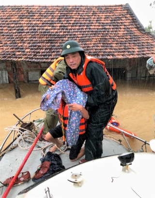 Gần 30 ngày miền Trung chìm trong lũ hồng thủy: Nước ngập mái nhà, mênh mông nước mắt - ảnh 10