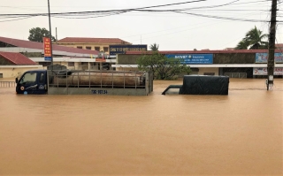 Gần 30 ngày miền Trung chìm trong lũ hồng thủy: Nước ngập mái nhà, mênh mông nước mắt - ảnh 3