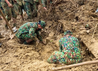 Người lính ở Trà Leng: Tay không đào bới, rửa từng thi thể đồng bào xấu số - ảnh 1