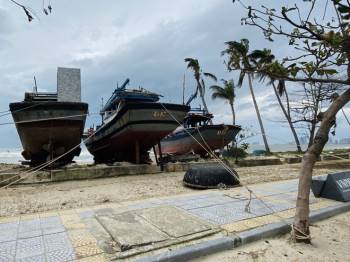 'Chạy' bão số 13, ngư dân Đà Nẵng kéo thuyền lên bờ trước giờ 'giới nghiêm' - ảnh 5