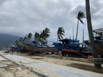 'Chạy' bão số 13, ngư dân Đà Nẵng kéo thuyền lên bờ trước giờ 'giới nghiêm' - ảnh 4