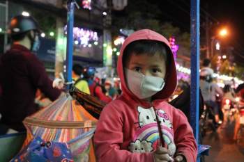 4 đứa bé 'phiêu bạt' trên xe ve chai khắp Sài Gòn: Áo mới ăn Tết... xa xỉ! - ảnh 6