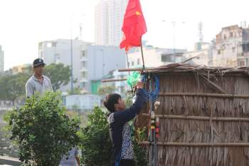 Thuyền hoa, cây cảnh chưng Tết cập bến Bình Đông: 'Xin đừng mua hoa ngày 30 Tết' - ảnh 2