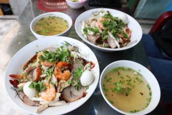 Miến trộn ăn no nê ở Sài Gòn bởi bà chủ 'nhìn mặt khách'… để bán - ảnh 3