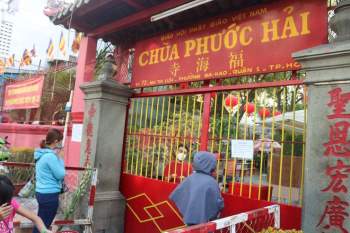Rằm tháng Giêng: Nhiều chùa ở TP.HCM đóng cửa, tăng ni Phật tử thực hiện ‘5K’ chống Covid - ảnh 1