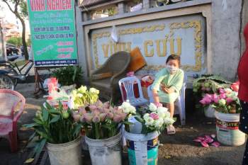 Rằm tháng Giêng: Người bán nhang, hoa ‘buồn thiu’ vì ít người đi chùa - ảnh 2