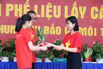 Học sinh trường Chu Văn An đổi phế liệu lấy cây xanh