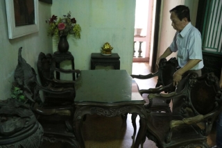 Bộ bàn ghế cổ có niên đại hơn 100 năm tuổi.
