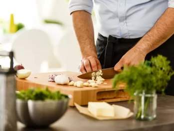 4 mẹo nấu ăn đơn giản giúp tài nghệ nấu nướng của bạn thăng hạng - Ảnh 1.