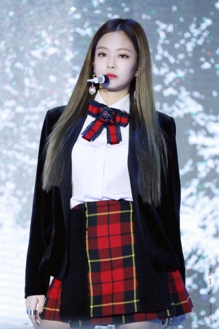 Cô nữ sinh trung học Jennie với style đồng phục đậm chất gái Nhật  với kiểu áo sơ mi thắt nơ trên cổ áo   phối với chân váy đen sọc ca rô đỏ -đen