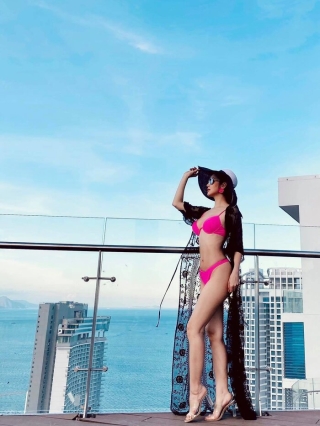 Áo choàng ren, mũ rộng vàng, kính râm đen, giày cao gót quai nhựa và khuyên tai cùng màu với bộ bikini giúp thời trang đi biển của Jennifer Phạm trở nên hoàn hảo hơn bao giờ hết