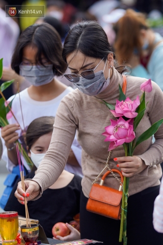 Chùm ảnh: Giới trẻ Sài Gòn đi lễ chùa mùa Vu Lan, cầu bình an và sức khoẻ cho cha mẹ - Ảnh 11.