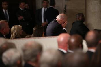 Vừa chiến thắng ông Donald Trump, ông Joe Biden đã đến viếng mộ con trai đầu khiến mạng xã hội xúc động - Ảnh 3.