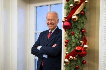 Hình ảnh ông Biden cười tươi ngập tràn hạnh phúc đón Giáng sinh bên vợ và các con cháu - Ảnh 2.