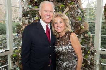 Hình ảnh ông Biden cười tươi ngập tràn hạnh phúc đón Giáng sinh bên vợ và các con cháu - Ảnh 3.