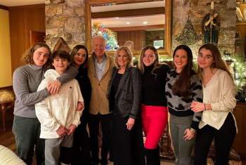 Hình ảnh ông Biden cười tươi ngập tràn hạnh phúc đón Giáng sinh bên vợ và các con cháu - Ảnh 5.