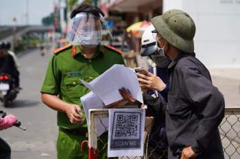 Chốt kiểm soát Gò Vấp: Người dân đội nắng khai báo y tế, xin ké 3G - ảnh 3