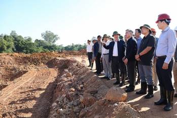 Phó Chủ tịch UBND thành phố Nguyễn Thế Hùng kiểm tra tiến độ Dự án khu liên hiệp xử lý rác thải Nam Sơn giai đoạn 2. Ảnh: hanoi.gov.vn