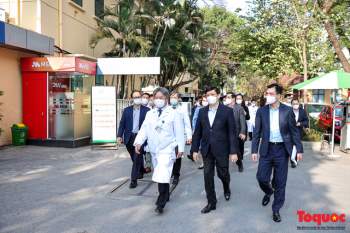Bộ trưởng Nguyễn Thanh Long kiểm tra công tác trực cấp cứu tại các bệnh viện trong dịp tết nguyên đán - Ảnh 1.