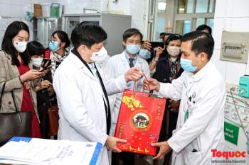 Bộ trưởng Nguyễn Thanh Long kiểm tra công tác trực cấp cứu tại các bệnh viện trong dịp tết nguyên đán - Ảnh 2.
