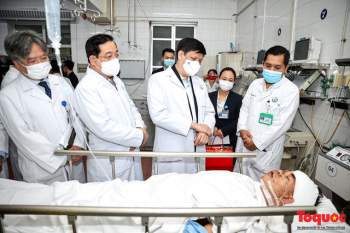 Bộ trưởng Nguyễn Thanh Long kiểm tra công tác trực cấp cứu tại các bệnh viện trong dịp tết nguyên đán - Ảnh 4.