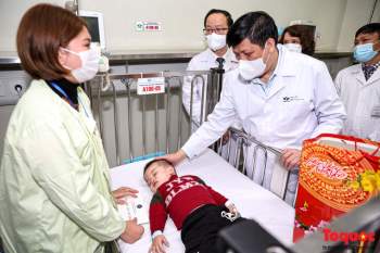 Bộ trưởng Nguyễn Thanh Long kiểm tra công tác trực cấp cứu tại các bệnh viện trong dịp tết nguyên đán - Ảnh 7.