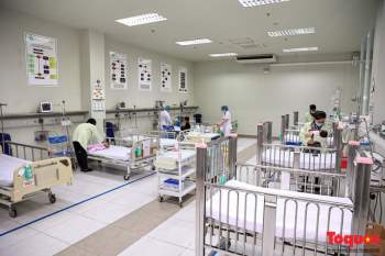 Bộ trưởng Nguyễn Thanh Long kiểm tra công tác trực cấp cứu tại các bệnh viện trong dịp tết nguyên đán - Ảnh 8.