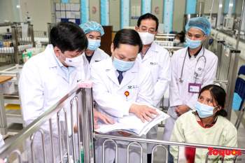 Bộ trưởng Nguyễn Thanh Long kiểm tra công tác trực cấp cứu tại các bệnh viện trong dịp tết nguyên đán - Ảnh 9.