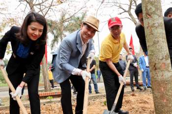 Thanh niên hăng hái trồng cây hưởng ứng kỷ niệm 90 năm ngày thành lập Đoàn TNCS Hồ Chí Minh - Ảnh 8.