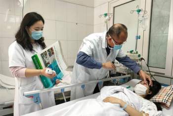 Bác sĩ Nguyễn Hồng Hà kiểm tra lại thị lực cho bệnh nhân H. Ảnh: Thái Hà
