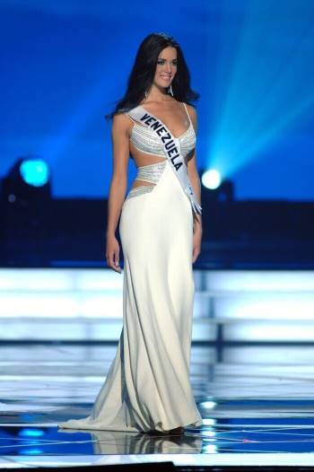 Khánh Vân đừng vô tình bỏ quên gam màu kinh điển đã làm mưa làm gió ở Miss Universe Ảnh 8