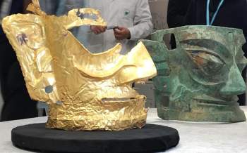 Chiếc mặt nạ bằng vàng và bằng đồng được tìm thấy trong các hố mới khai quật được ở Trung Quốc.