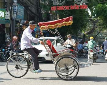 Phạt đến 3 triệu đồng nhưng người dân Hà Nội vẫn thờ ơ không đeo khẩu trang nơi công cộng - Ảnh 2.