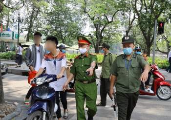 Hà Nội xử phạt hàng chục người không đeo khẩu trang chỉ trong 1 buổi sáng - Ảnh 2.