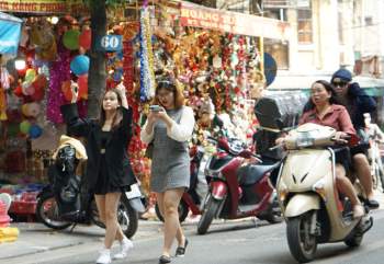 Phạt đến 3 triệu đồng nhưng người dân Hà Nội vẫn thờ ơ không đeo khẩu trang nơi công cộng - Ảnh 13.