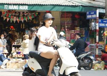 Phạt đến 3 triệu đồng nhưng người dân Hà Nội vẫn thờ ơ không đeo khẩu trang nơi công cộng - Ảnh 15.