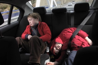 Khi chở trẻ em trên ô tô, cần lưu ý những gì? - Ảnh 2