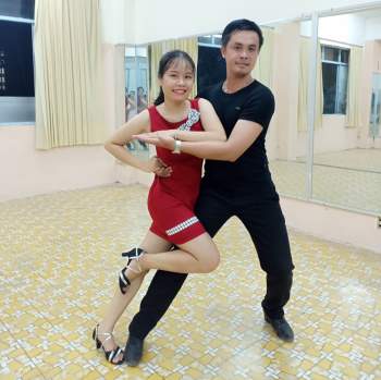 Học viên lớp khiêu vũ tại Trường Cao đẳng Văn hóa Nghệ thuật Cần Thơ tập luyện với thầy. Ảnh: CTV